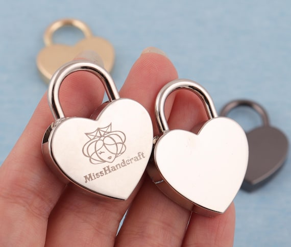 パーソナライズされたハート型の南京錠と鍵：レーザー刻印された