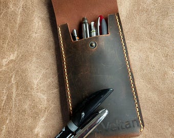 パーソナライズされたレザーペンケース：手作りアーティスト