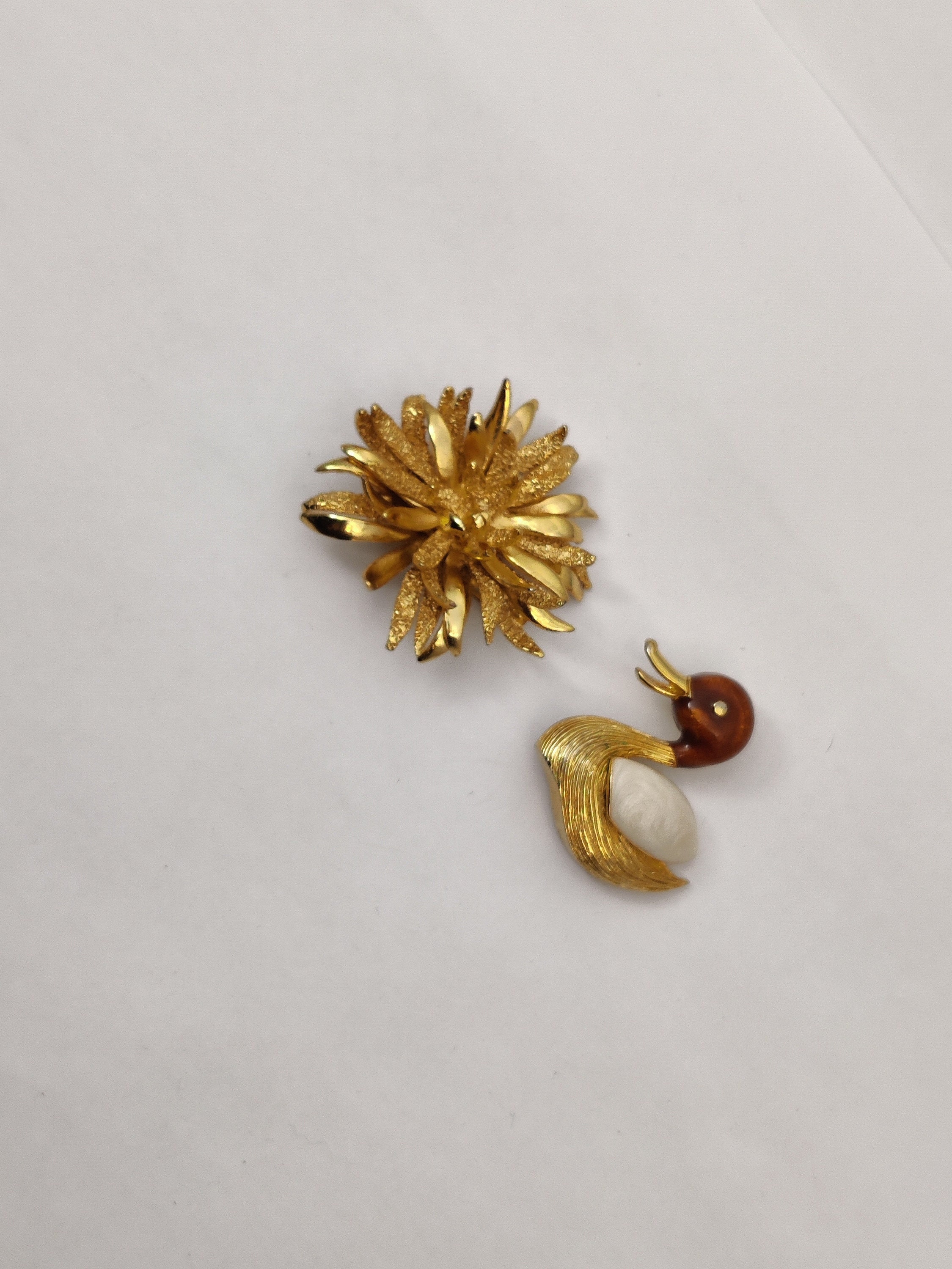 ORENA Parisのサイン入りヴィンテージブローチ（金メッキメタルと