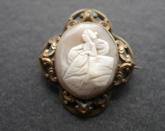 ヴィンテージ彫刻シェルカメオブローチ（小）、ゴールドトーンフレーム