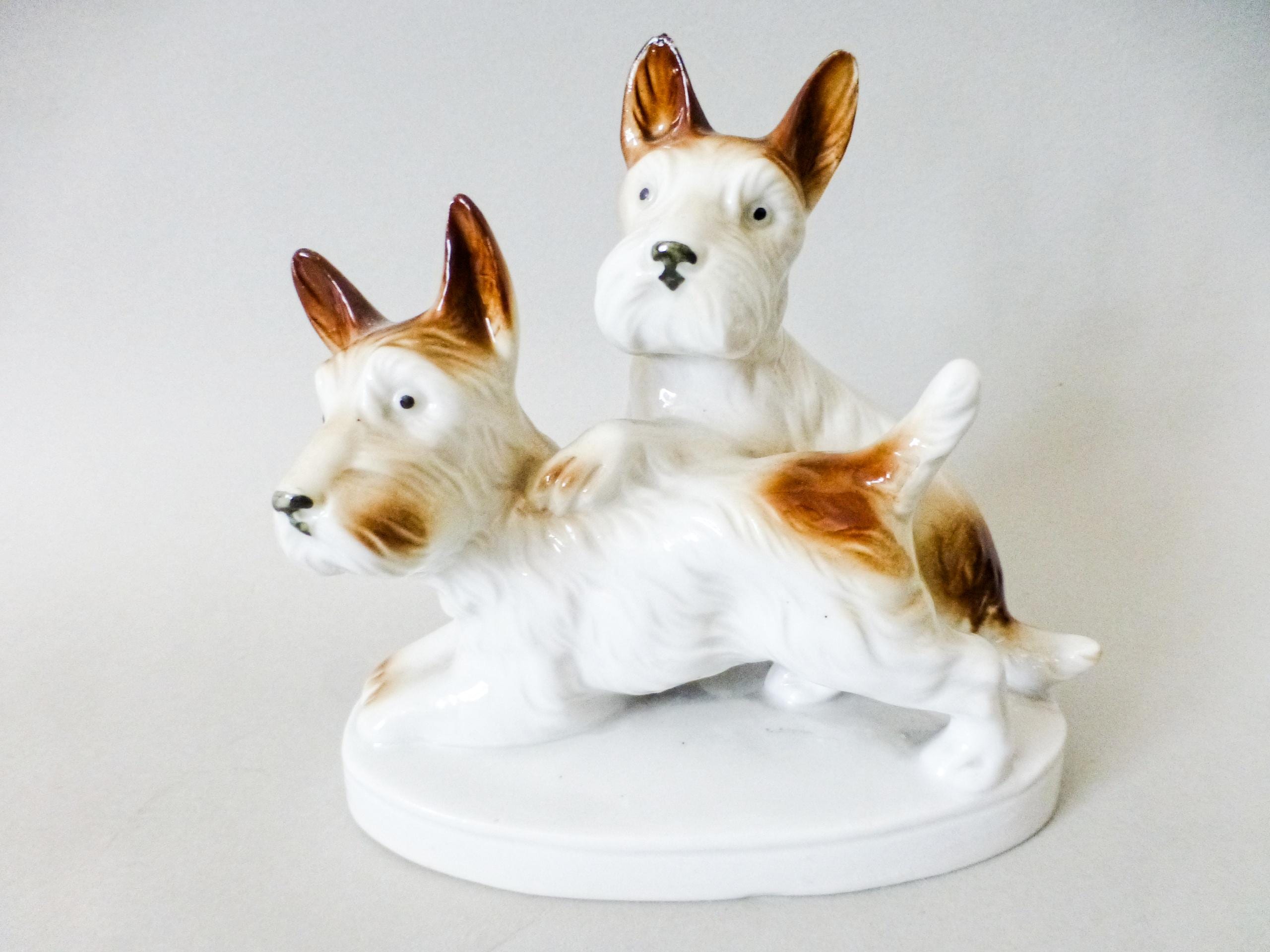 英国アンティーク 犬ブローチ 陶器orガラス製 ダックスフンド 希少