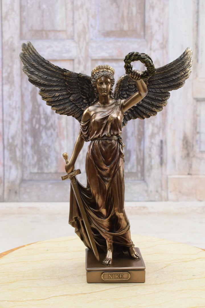 ブロンズ仕上げの女神ニケ像 - 月桂冠、ギリシャ神話の装飾 - Etsy 日本