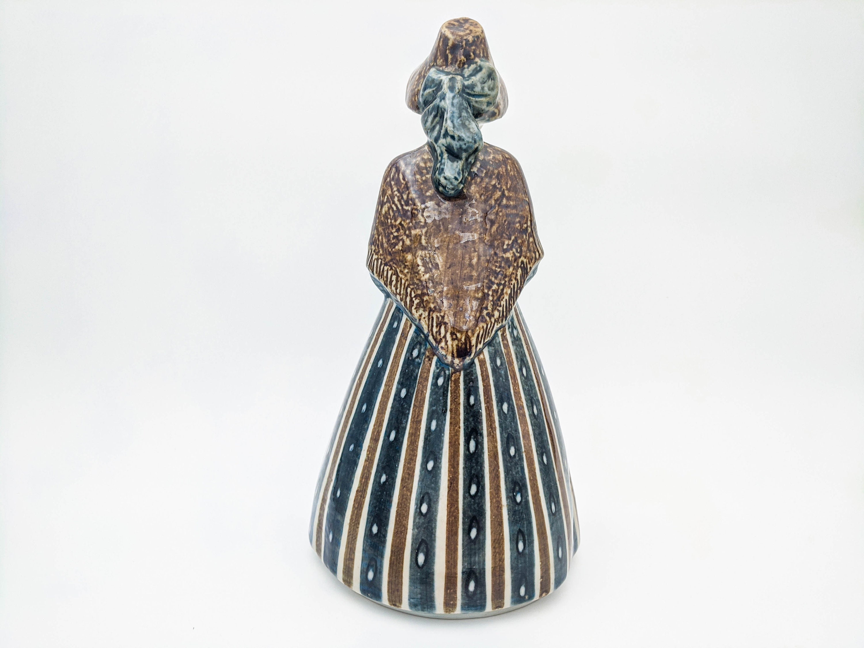 ビング＆グロンダールの大きなヴィンテージ磁器の置物 - 民族衣装を着