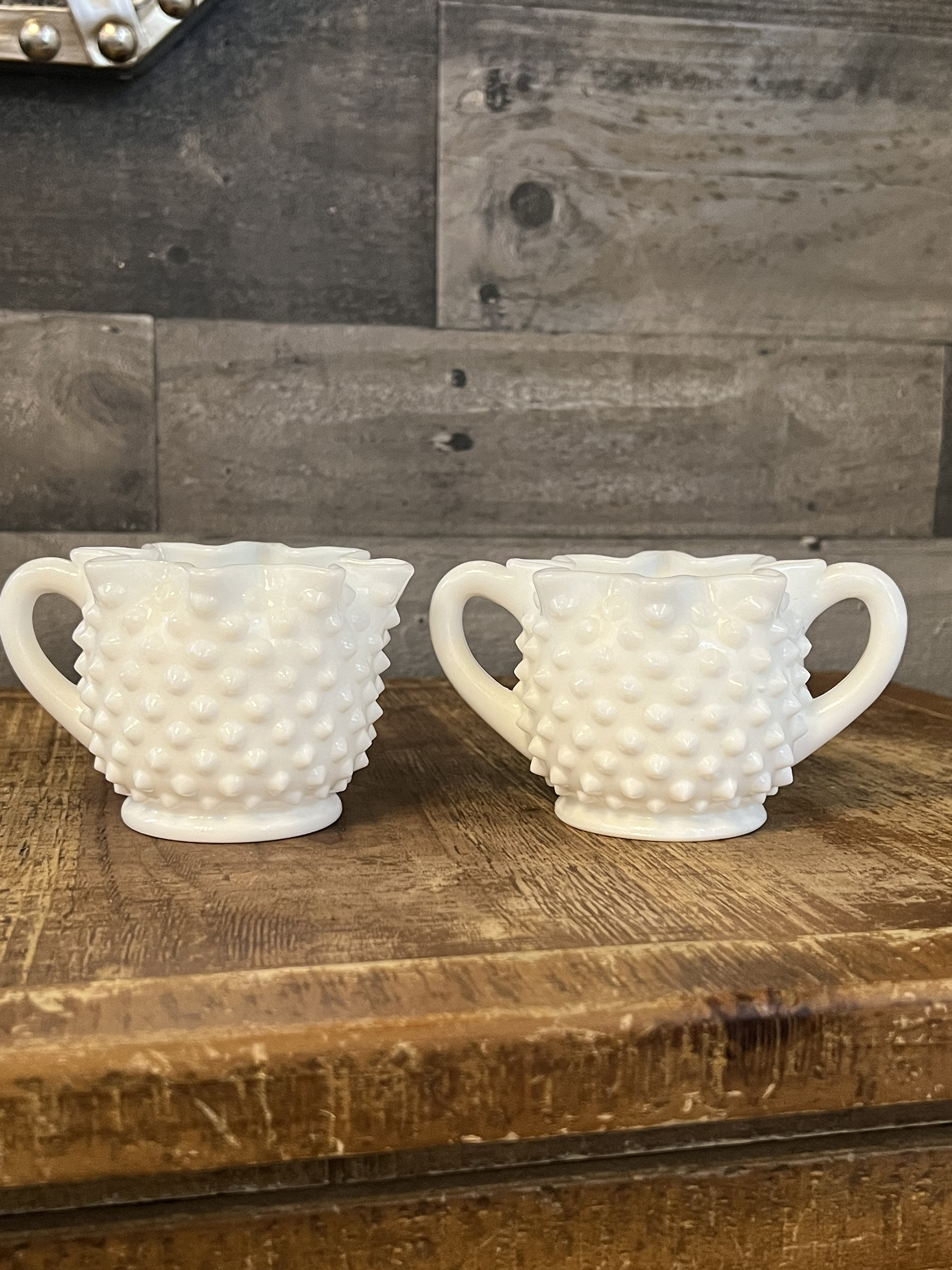 フェントン ホブネイル ミルクガラス ハンドル付きクリーム＆シュガー