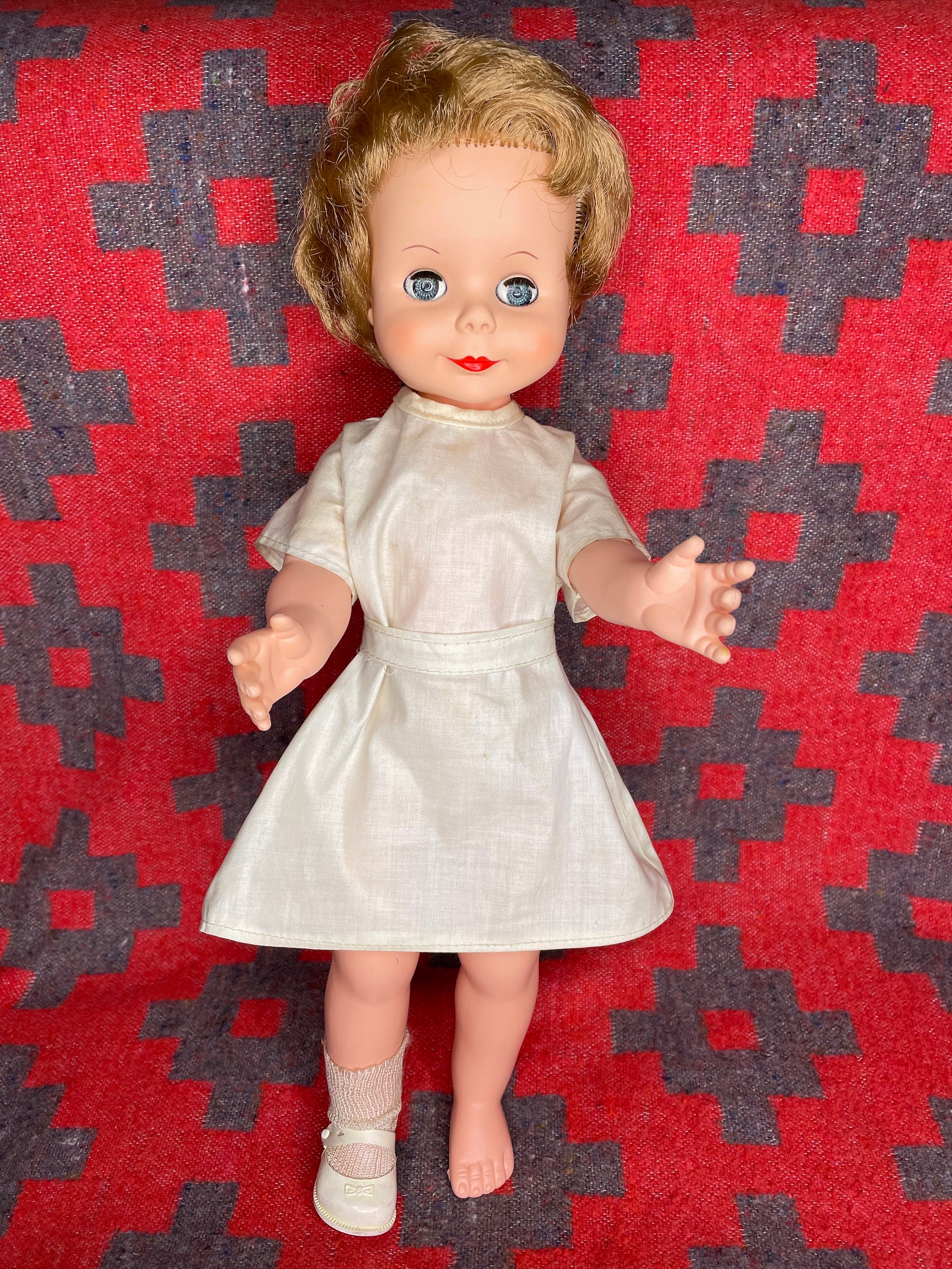 ヴィンテージ 1960年代 ミディアム 眠そうな目を閉じる人形