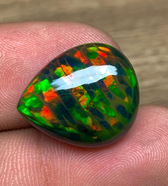 9.35 カラットの鮮やかな縞模様のハニカム ブラック オパール