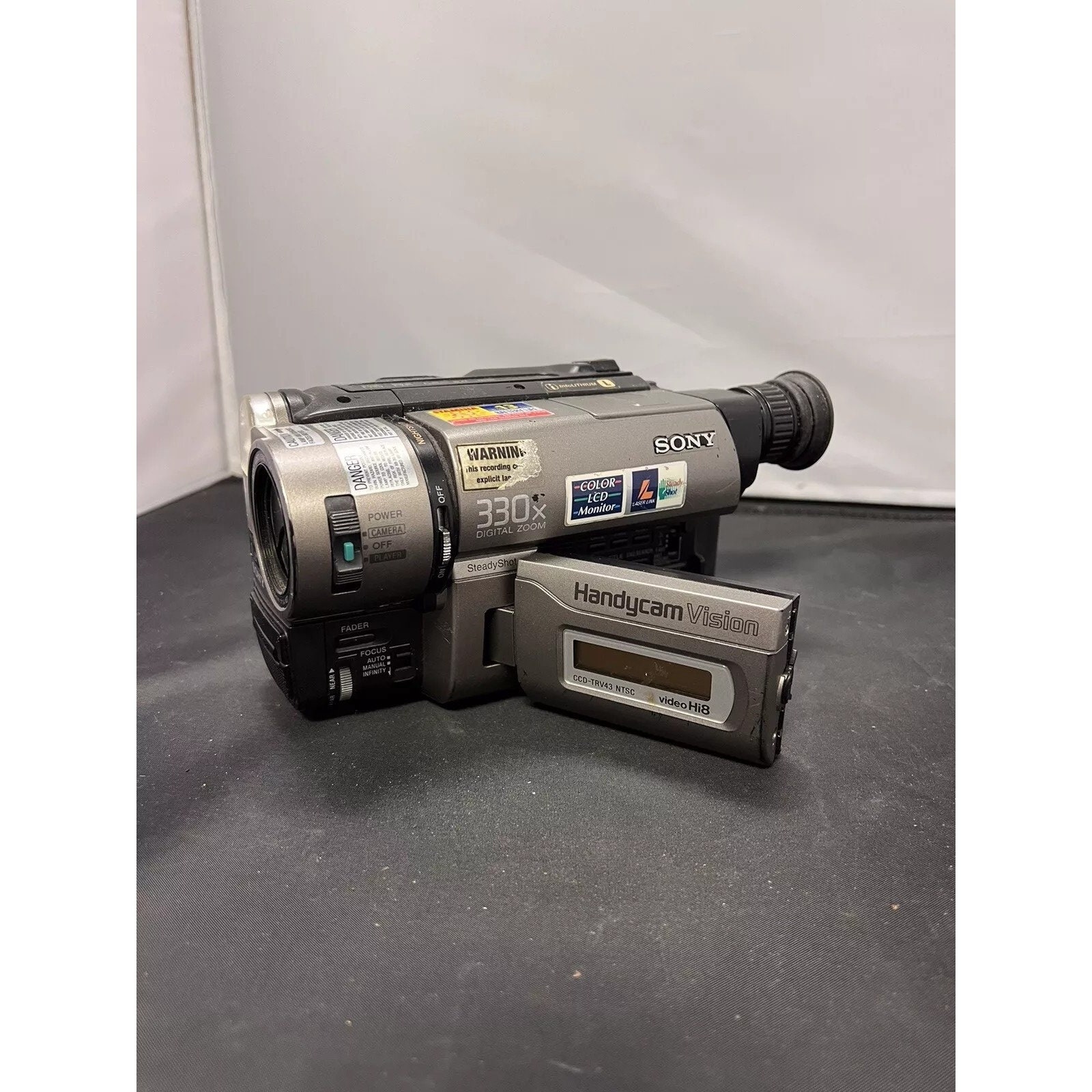 Sony Handycam Night Shot Vision CCD-TRV43 Hi8 330X Camcorder