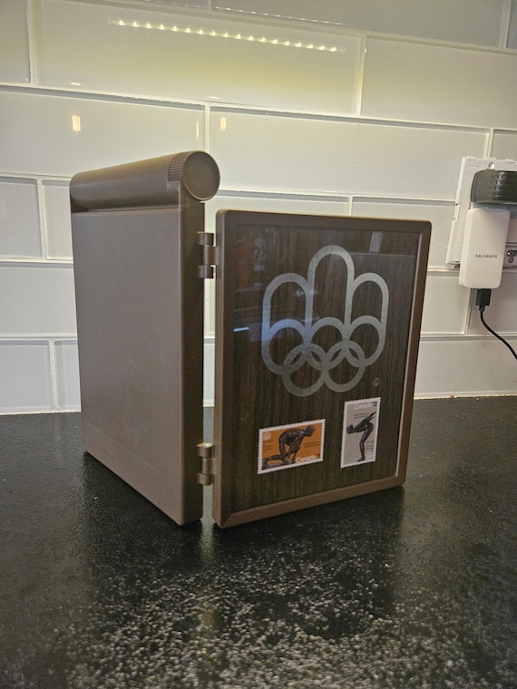 カナダ郵便とモントリオール1976年オリンピック記念ケース（切手12枚