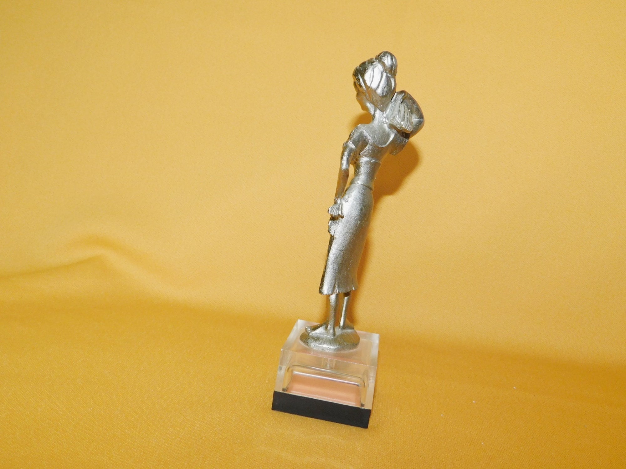 ペルトロの女性と束（イタリア）台座付きピューター像、新品同様