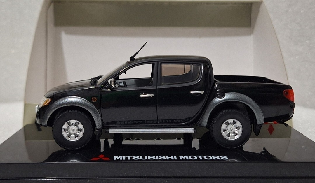 Mitsubishi L200 Warrior Crew Pick Up Black 1:43 Sun Star Dealer