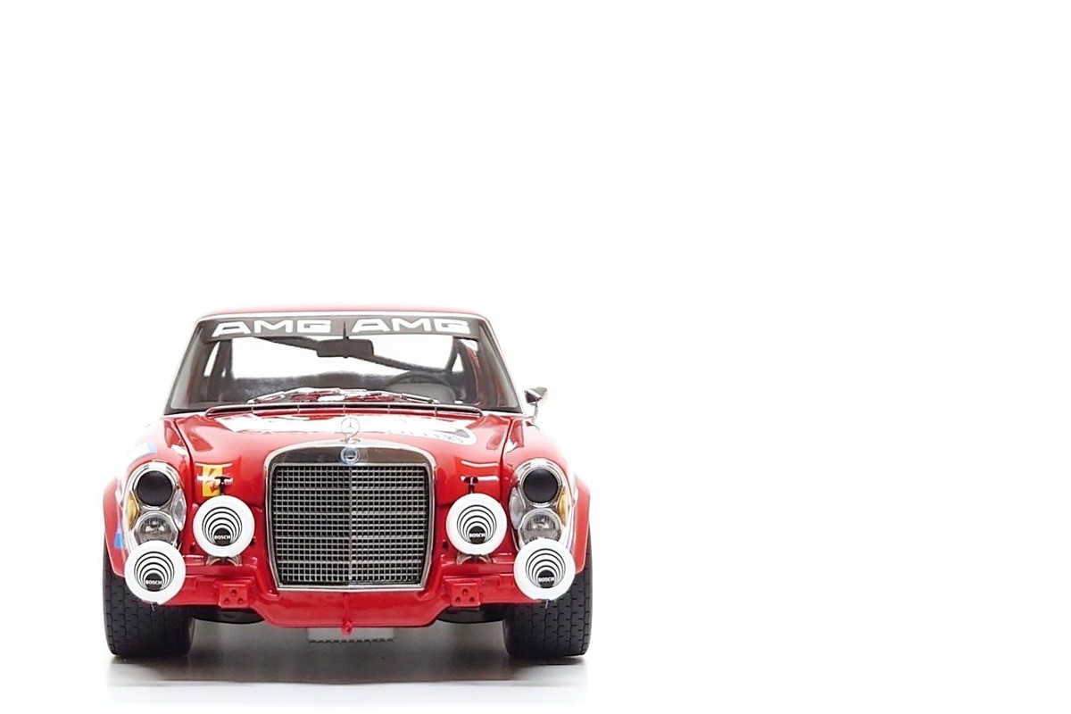 Minichamps 1:18 Mercedes-Benz 300 SEL 6.8 AMG #35 - 24h Spa 1971