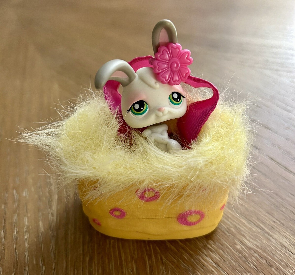 Littlest Pet Shop LPS Portable Pets #211 White Bunny Rabbit Yellow