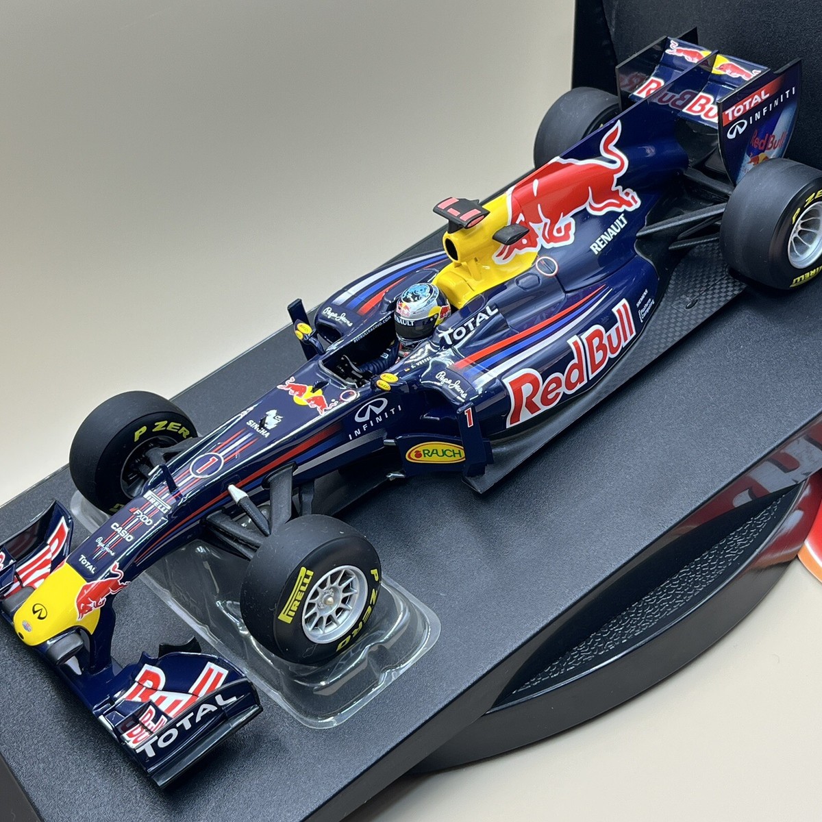 1/18 ミニチャンプス レッドブル RB7 ベッテル 2011年 日本GP