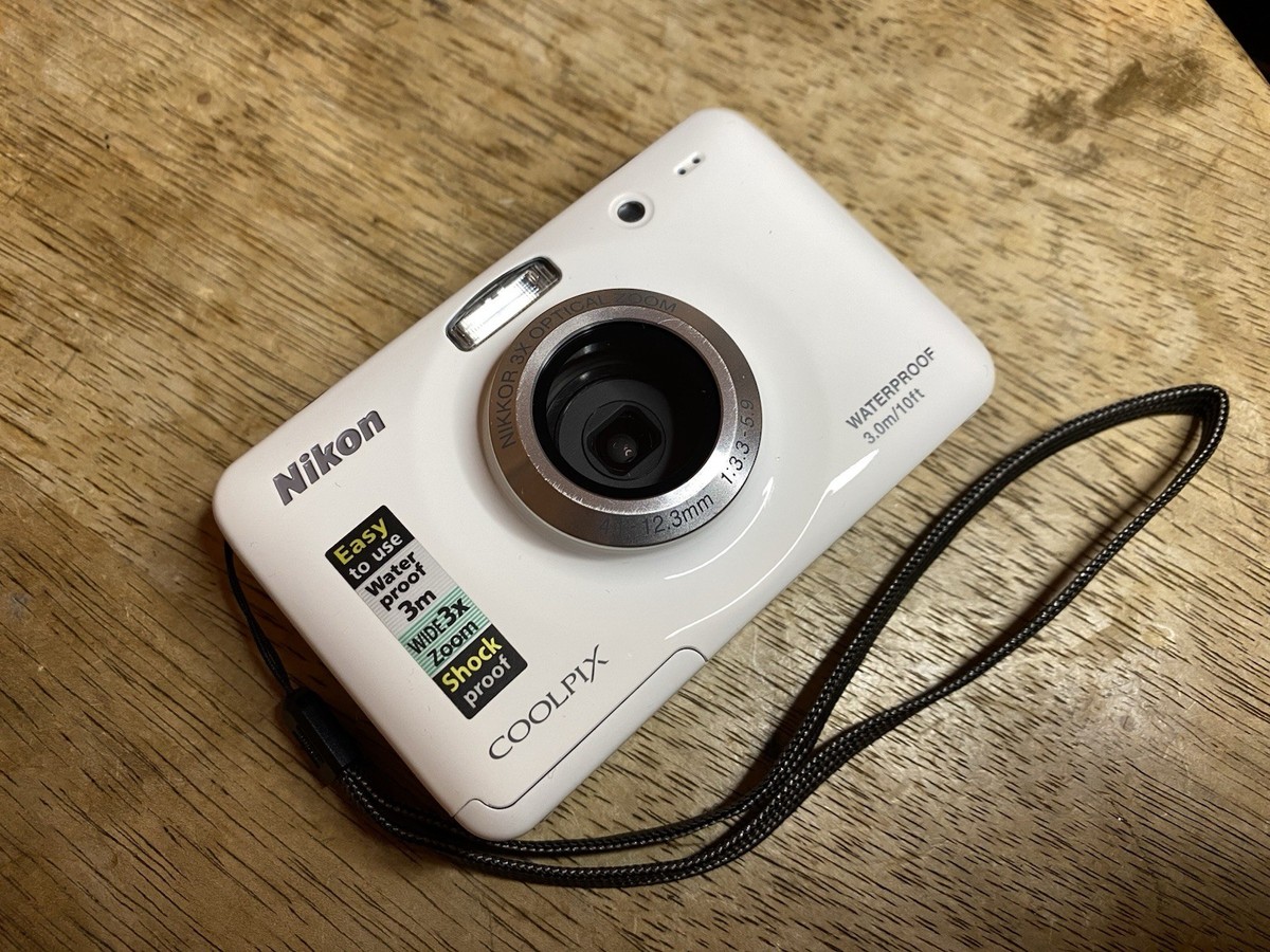 Nikon COOLPIX S30 10.1MP Digital Camera - White TESTED Working