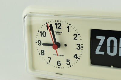 Twemco BQ-38 White Quartz Automatic Calendar Flip Clock in Dutch