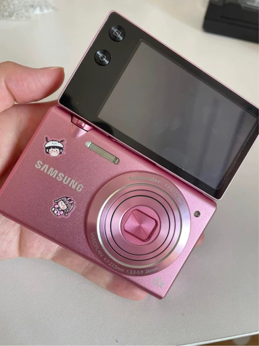 Samsung MV800 16.1MP Digital Camera Flip-out Touch Screen Vlog 5x