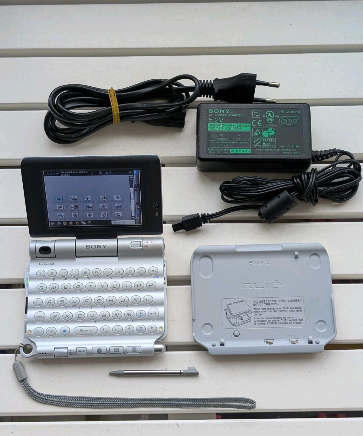 CLIE PEG-UX50英語版。スタイラス、ハンドストラップはありません