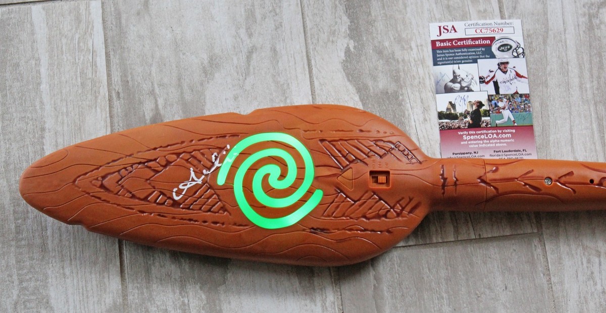 AULI'I CRAVALHO SIGNED 3 FT MOANA MAGICAL OAR LIGHT SOUNDS DISNEY