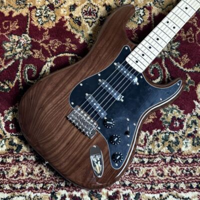 Fender FSR Japan Traditional 70s Stratocaster Walnut with gig bag