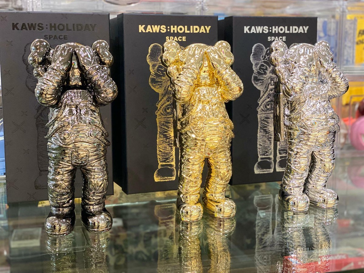 KAWS HOLIDAY SPACE goldゴールド