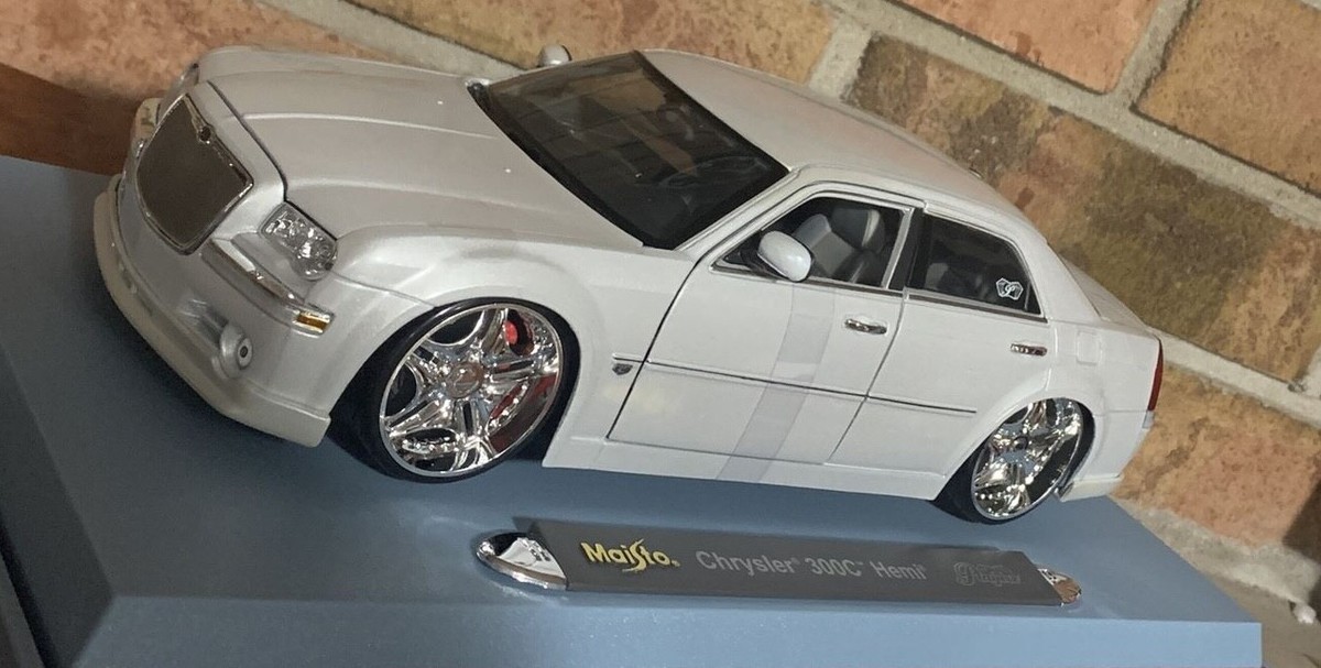CHRYSLER 300C HEMI WHITE MAISTO LUXURY DIE-CAST COLLECTION 1:18