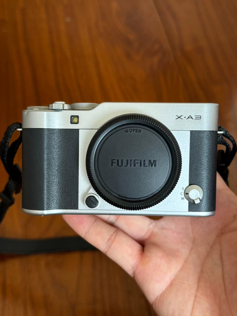 Fujifilm X-A3 シルバー ミラーレス一眼 富士フイルム、クラシカル
