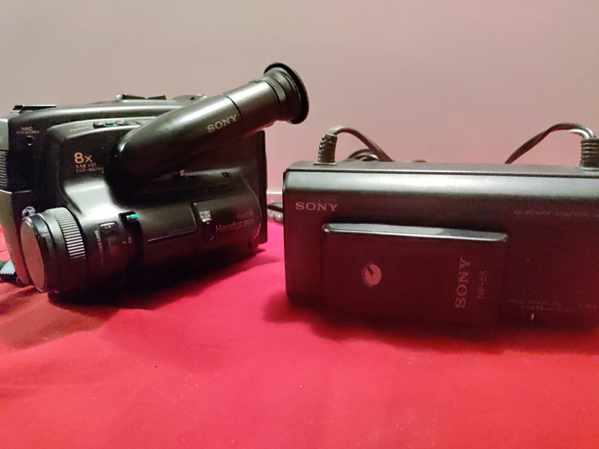 Sony HANDYCAM CCD-TR50 Video8 CAMCORDER with Charger & 2 Batteries