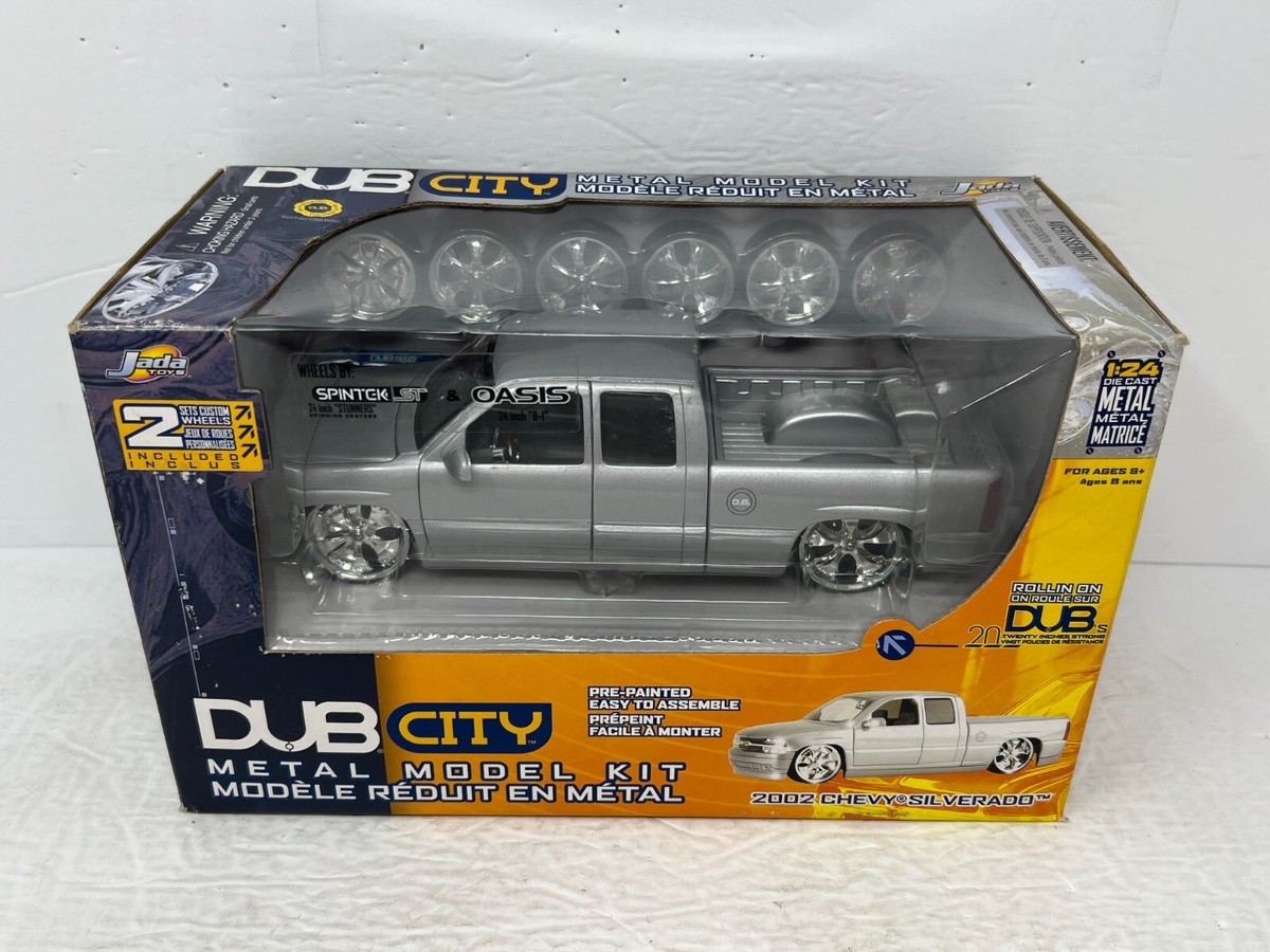 Jada Dub City 2002 Chevy Silverado 1:24 Diecast Metal Model Kit