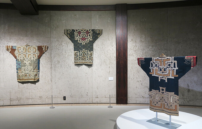 樹皮衣や木綿衣に施された美しい刺繍や 装飾品で触れるアイヌの美意識
