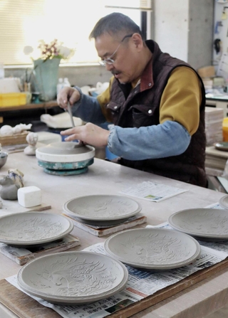 碧を継ぐ＞(2)伝統技法 型で成形複雑な模様容易に|三田|神戸新聞NEXT