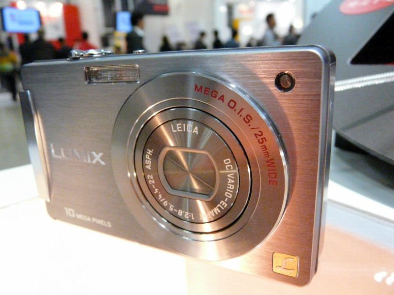 撮りたいものにタッチすると自動でピントが追尾するデジカメ「LUMIX