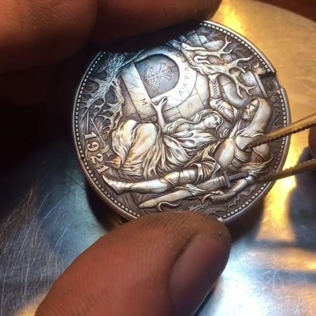 超絶細かな隠しギミックを盛り込んだコインを旧1ドル硬貨から削り出す