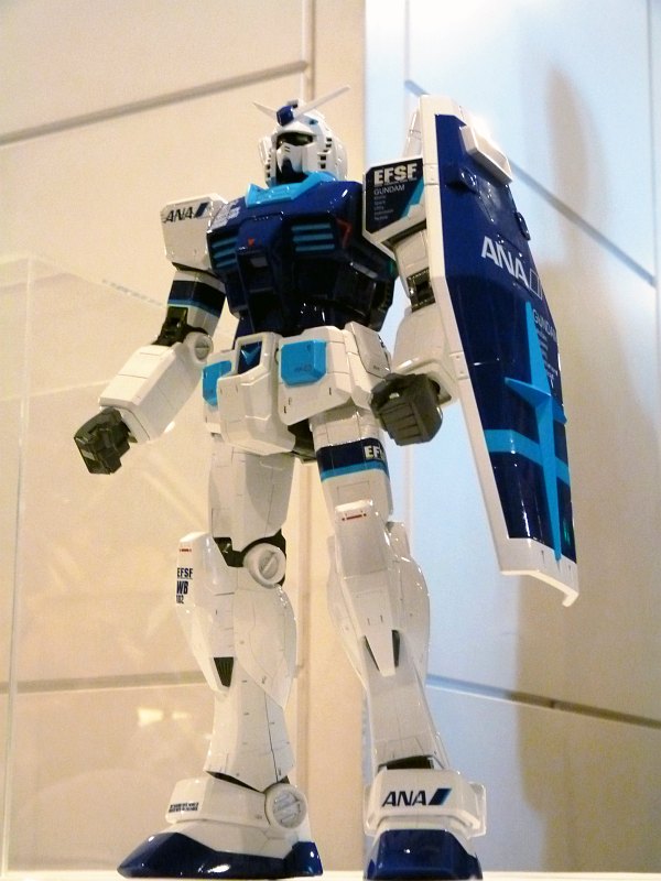 バンダイANAオリジナルカラーメガサイズ ガンダム、HG ガンダム