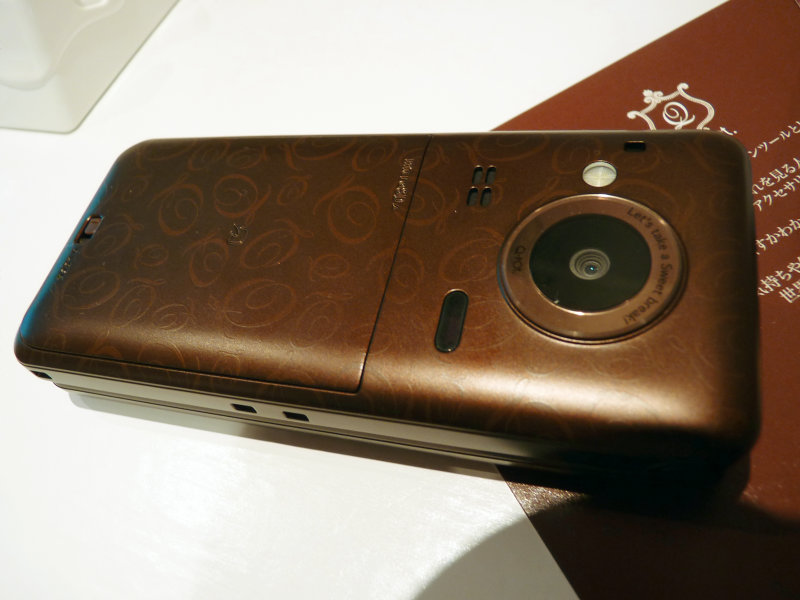 Q-pot. Phone SH-04C docomo チョコレートビスケット