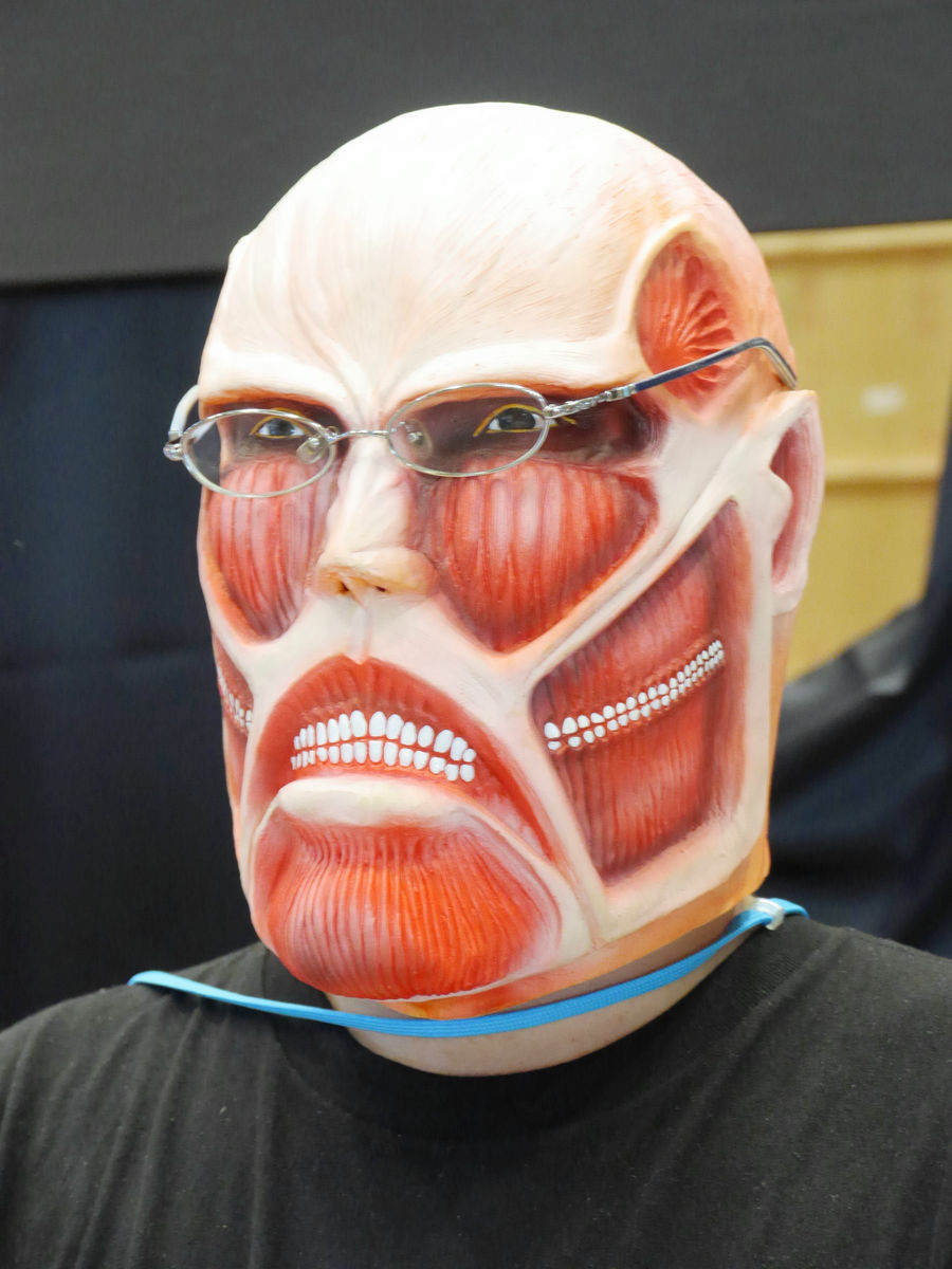 進撃の巨人」の「超大型巨人ゴムマスク」を着用すると一体どうなるかが