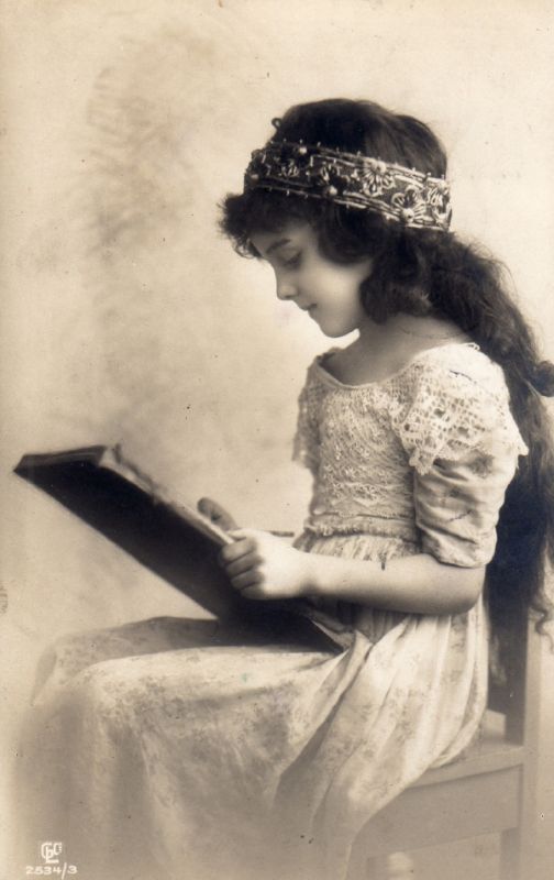 アンティークポストカード お人形とお祈りをする可愛い少女