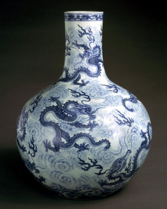 清乾隆青花龙纹天球瓶