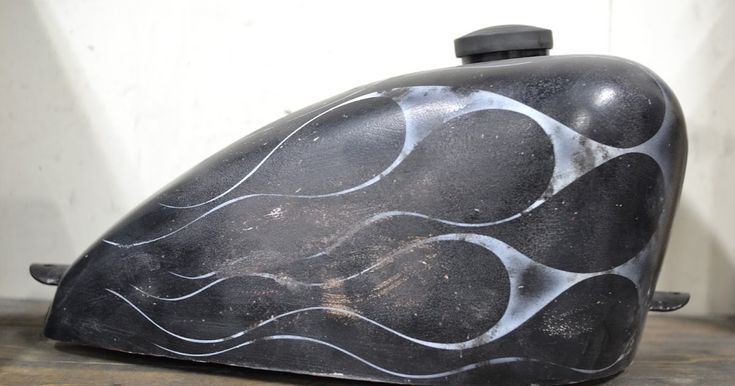 カスタムペイント ハーレー スポーツスターをフレイムスとブルーのロゴ