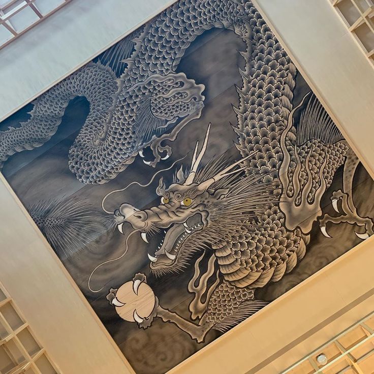 白磁器の花瓶です山水画の上に盛り上がった 立体画の龍ドラゴンが