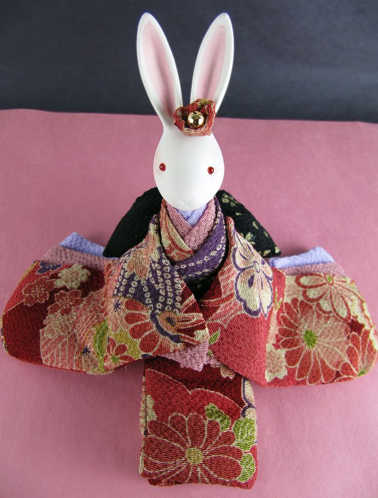 ハンドメイド創作人形ブスッ子縮緬うさぎちやん。黒の飾り台付き