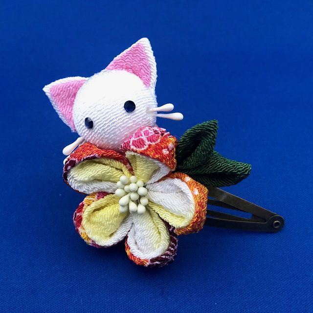 猫がちょこん♪つまみ細工（赤×黄系）