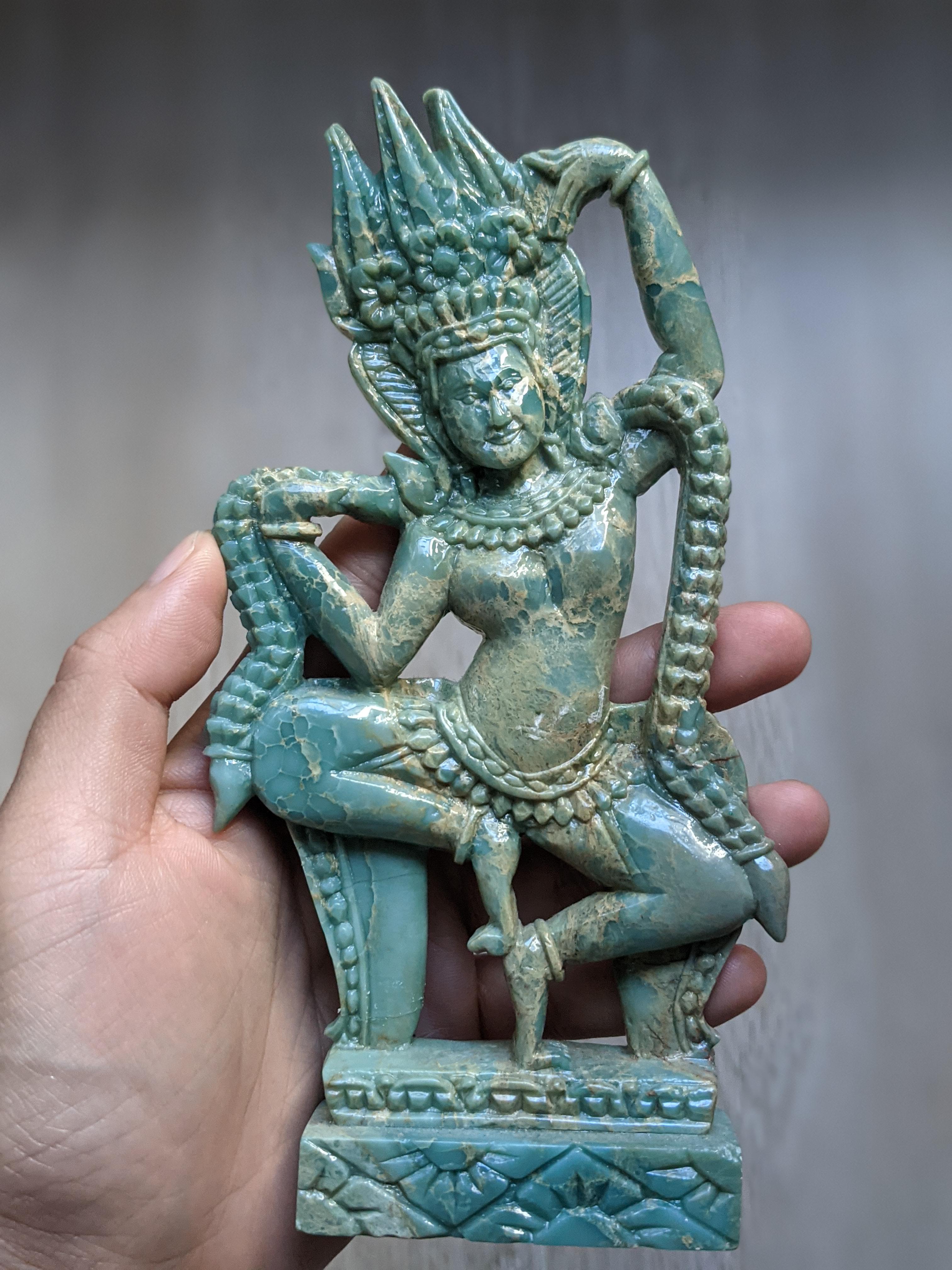 このアプサラ像の素材/石は何ですか？ : r/cambodia