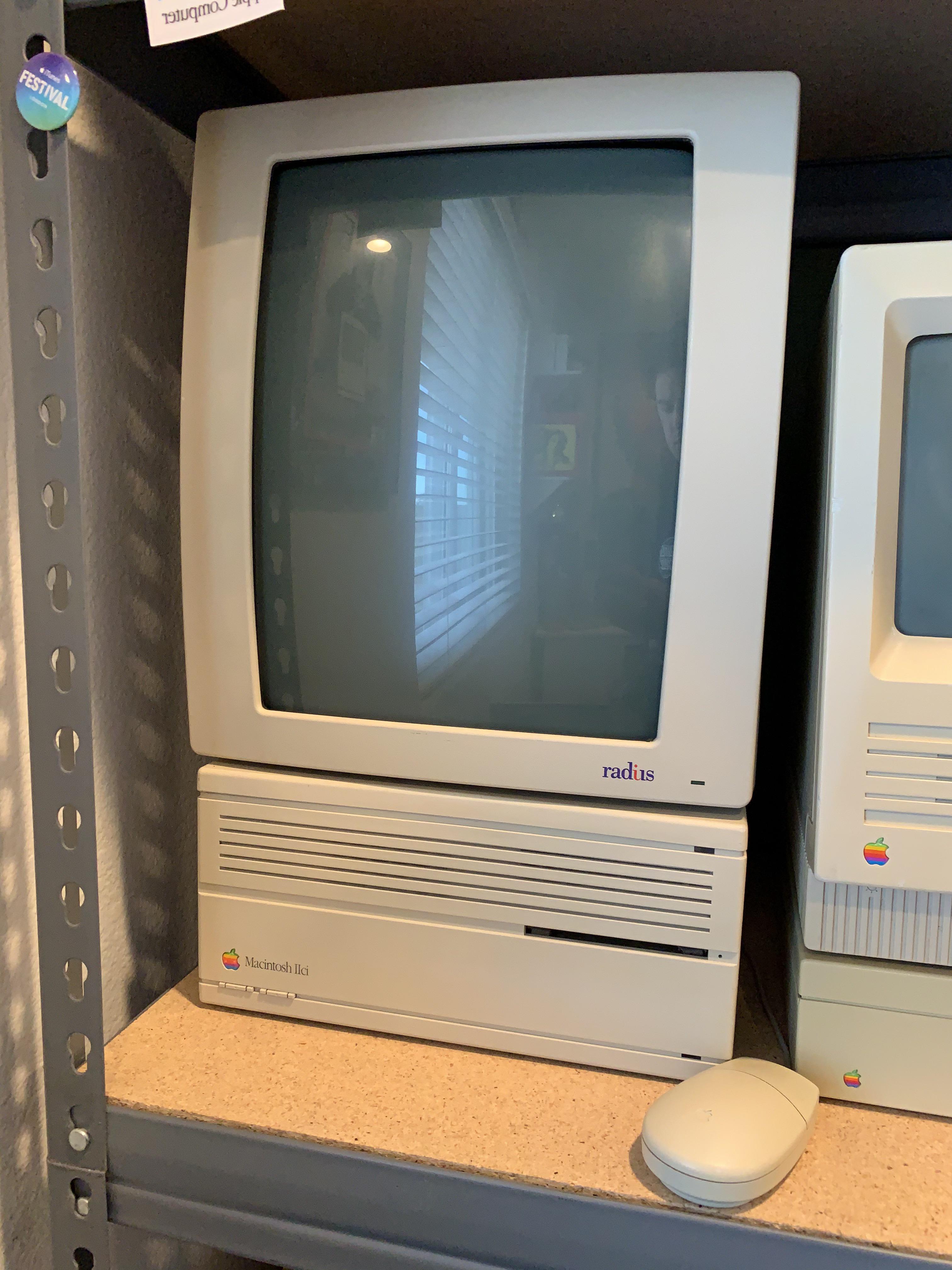 Macデスクトップ old Mac Macintosh IIci Portrait Display Mac