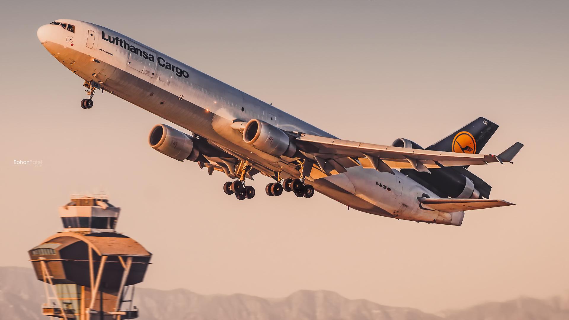 ルフトハンザカーゴ MD-11、LAXから急角度で離陸 : r/aviation