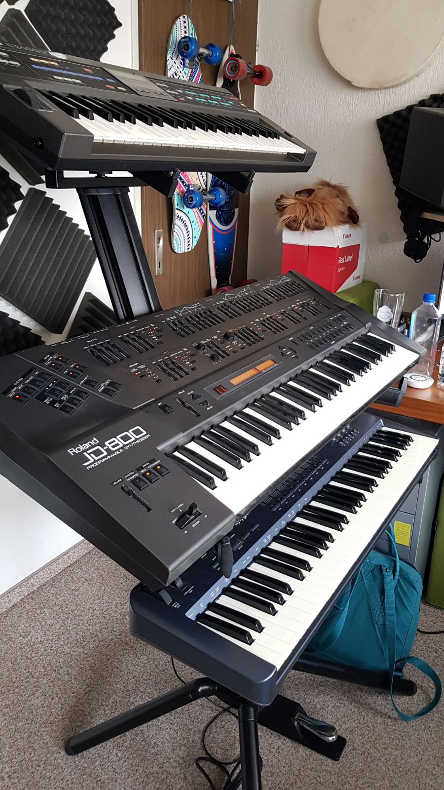 Roland JD-800。こいつを50ドルで買ったんだ。鍵盤のいくつか動かない