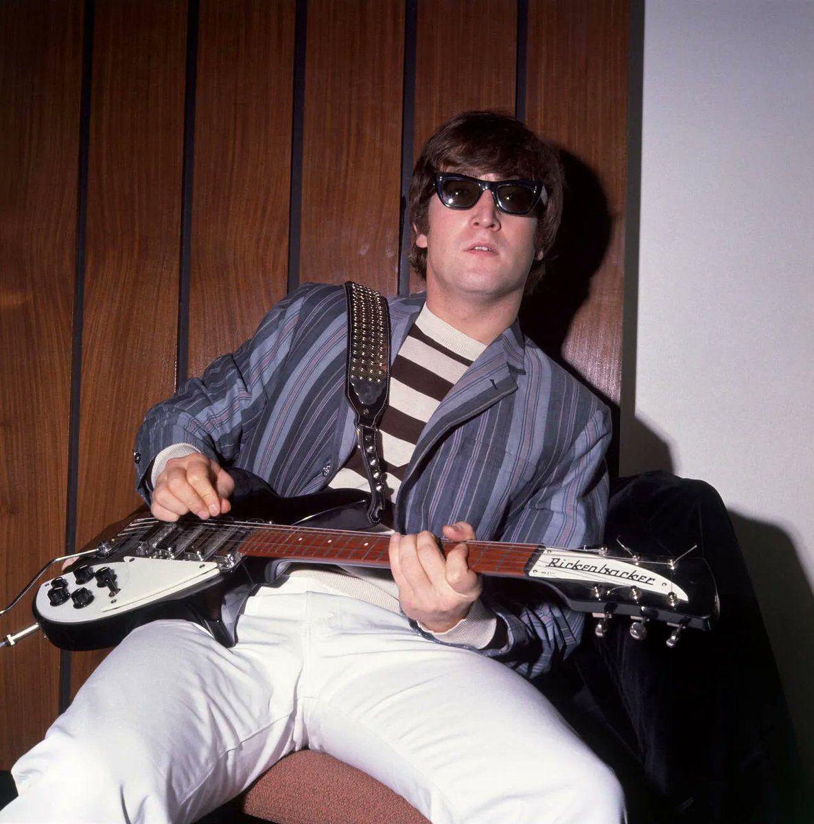 ジョン・レノン、23歳、1964年7月。 : r/beatles