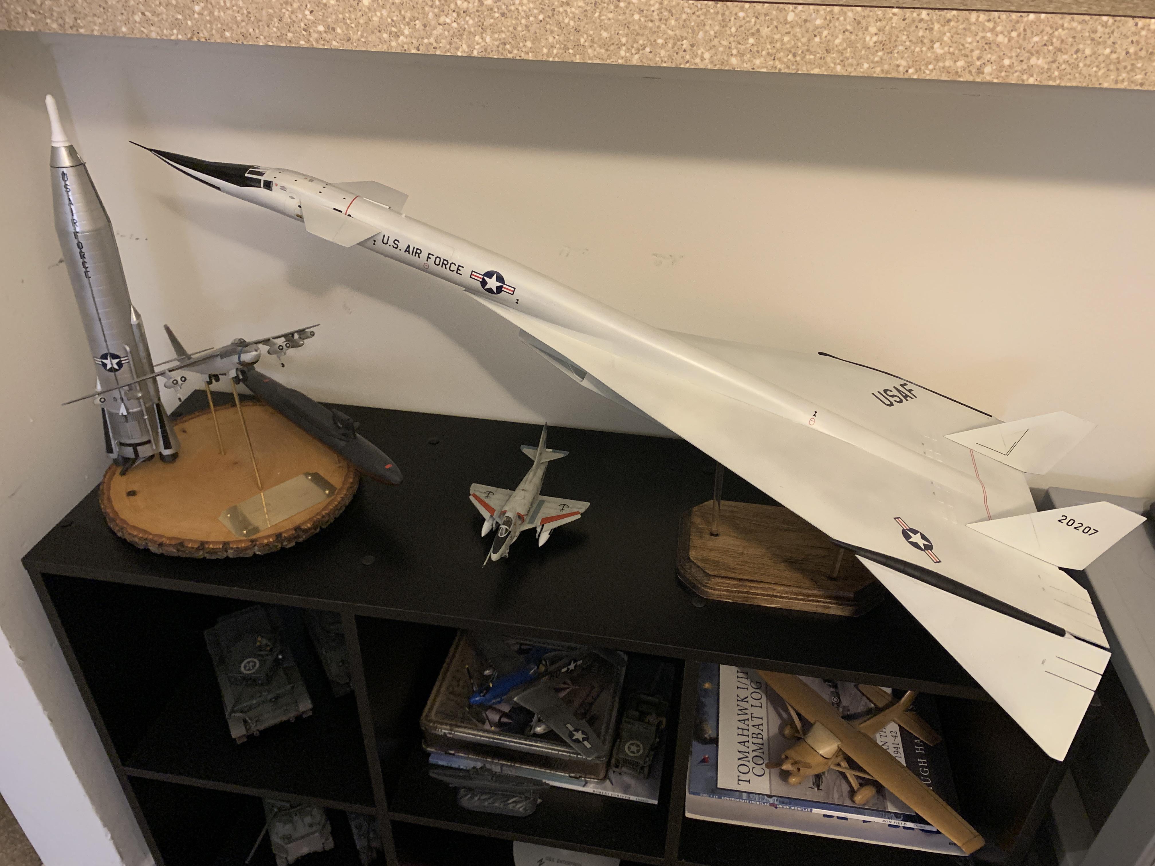 1/72 Italeri XB-70 Valkyrie 完成！ライトボックスに入らないし、飾る