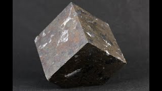 ①サンパイライト②黄鉄鉱③磁鉄鉱④赤鉄鉱⑤黄鉄鉱 ①サンパイライト