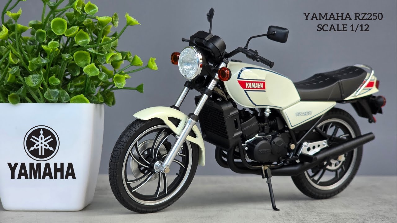 HD Miniature | Aoshima Yamaha RZ250 White 1/12 Scale Model Bike
