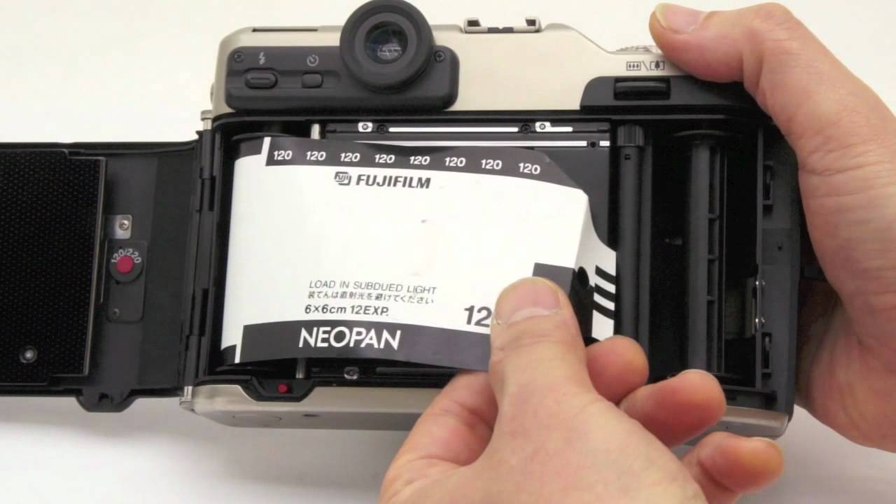 FUJIFILM GA645Zi フィルムの入れ方 - YouTube